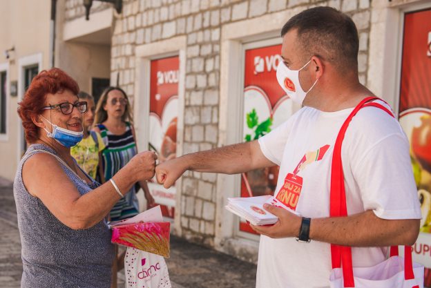 U HERCEG NOVOM I PLUŽINAMA REALIZOVANA AKCIJA GLASAJ ZA CRNU GORU